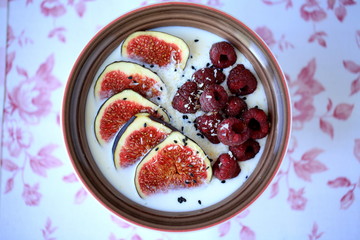 Delicious smoothie bowl with granola, figs & raspberries
