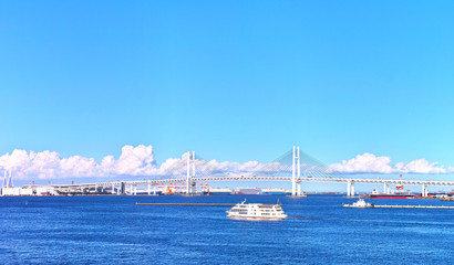 横浜港とベイブリッジ