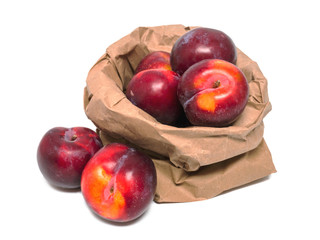 Braune Tüte mit Pflaumen