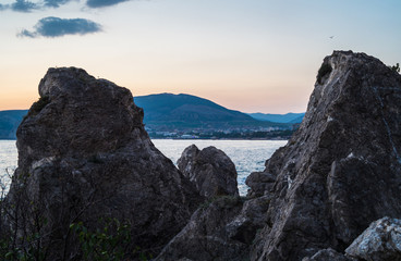 Fototapeta na wymiar Waterfront from the rocks