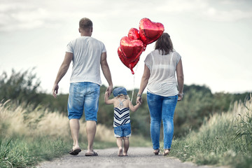 Spaziergang in der Natur, junge Eltern mit Tochter