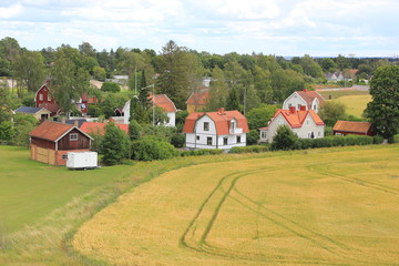 Fototapeta na wymiar Uppsala: Dorf und Acker in Schweden (Landschaft)