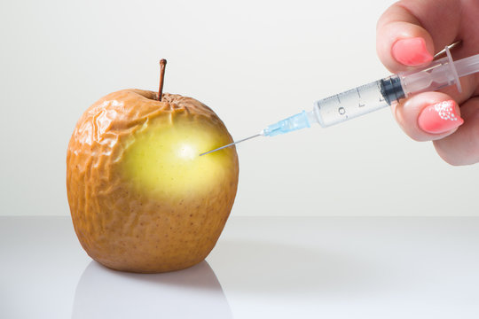 The hand does an injection for smoothing of wrinkles