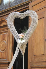 Herz aus Ästen als Dekoration für eine Hochzeit (Trauung)