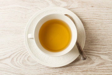 Taza de té sobre mesa de madera vista desde arriba