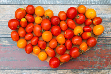 Fototapeta na wymiar Tomatoes arranged in heart shape