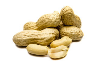 Erdnüsse auf weißen Hintergrund