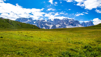 Fototapeta na wymiar green plateau of the Dolomites in Trentino