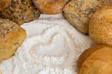 Brötchen Rahmen mit Herz im Mehl