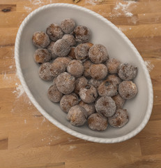 sweet pancakes , leavened and fried balls and pass them in sugar