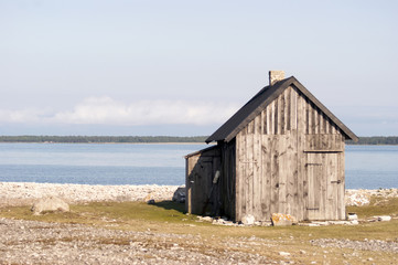 En övergiven stuga på stranden