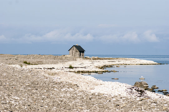 En övergiven stuga på stranden