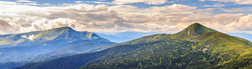 Fototapeta na wymiar Picturesque Carpathian mountains landscape, panorama view of the Chornogora ridge, Ukraine.