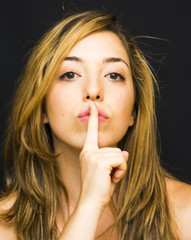 Naklejka premium Portrait of a beautiful woman commanding silence