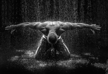very muscular handsome athletic man in the rain - obrazy, fototapety, plakaty