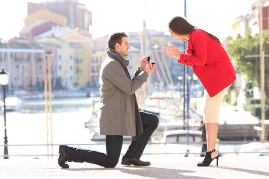 Proposal of man asking marry to his girlfriend