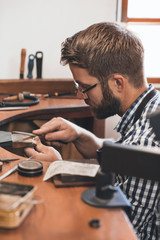 Obraz premium Smoothing and shaping his ring to perfection