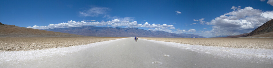 Fototapeta na wymiar Salzwüste bei Badwater im Death Valley Nationalpark in Kalifornien
