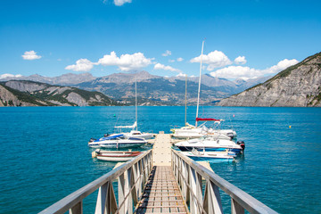 petit quai sur le lac de serre ponçon dans les hautes alpes