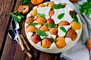 Cheesecake with apricots