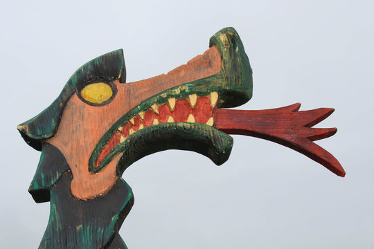 Feuerspeiender Drache aus Holz - Gallionsfigur