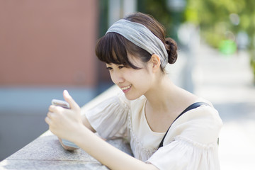 若い女性　スマホを操作　横顔　笑顔　渋谷区　代官山