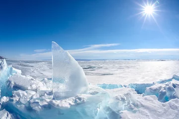 Papier Peint photo autocollant Arctique Ice floe and sun on winter Baikal lake
