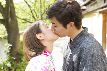 Fototapeta premium 男女 カップル キス 口づけ 愛 浴衣 和服 背景緑