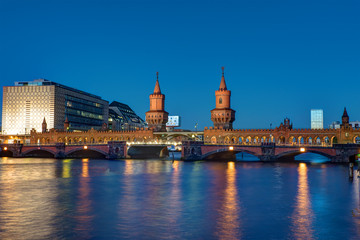 Fototapeta premium The famous Oberbaumbruecke in Berlin at night