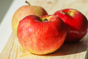 Fototapeta na wymiar Красные яблоки на деревянной доске