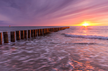 Obraz premium Wooden breakwater - Baltic seascape at sunset, Poland