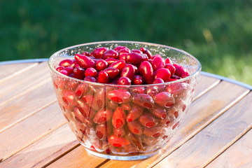 Спелый кизил в вазе