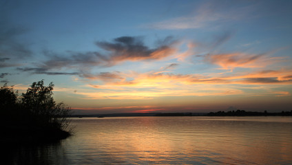Obraz premium very beautiful and colorful sunrise over the river