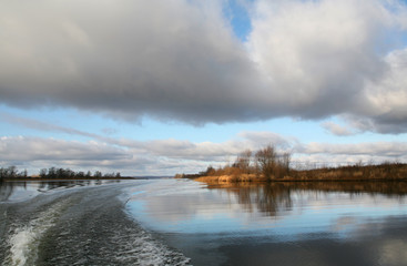 Obraz premium beautiful autumn view of the freezing river