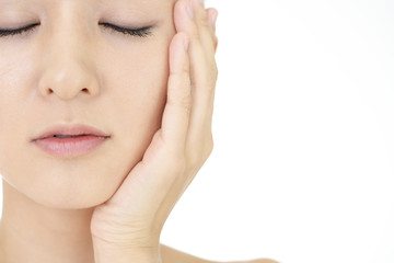 Fototapeta premium スキンケアをする女性