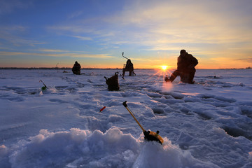 Naklejka premium Fishermen on the ice
