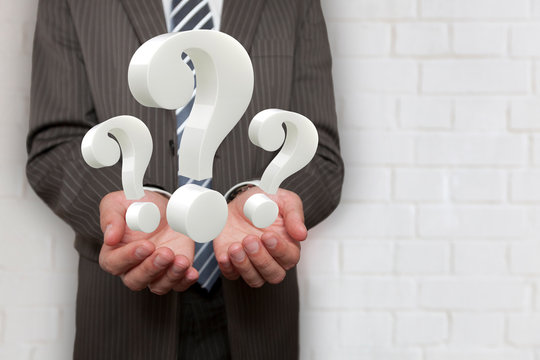 Gesch&auml;ftsmann mit 3 Fragezeichen