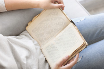 Naklejka premium Woman reading old book