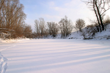Fototapeta na wymiar walk on the winter river
