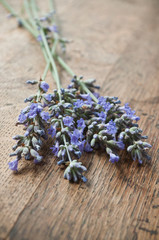 bouquet de lavande sur fond en vieux bois