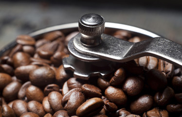 Зерновой кофе в кофемолке крупным планом