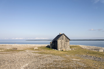 En övergiven stuga på stranden