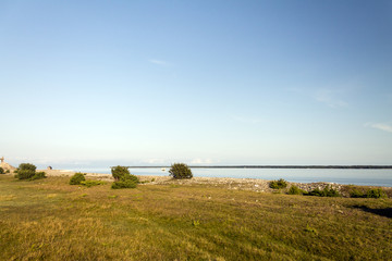 En beteshage med havet som granne