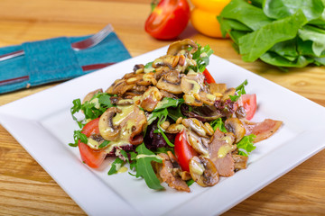 Warm mushroom salad with chilli and tomatoes