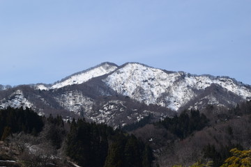 金峯山（きんぼうざん）／ 山形県の庄内海浜県立自然公園内にあり、国指定名勝として指定されている金峯山を撮影した写真です。標高459m。山頂からの景観は鶴岡市内を見下ろすことができ絶景です。また、「旧登山道」と「桜谷神社」は、映画のロケ地として利用されました。
