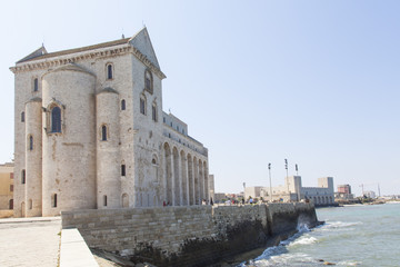 Fototapeta na wymiar Cattedrale sul mare di Trani