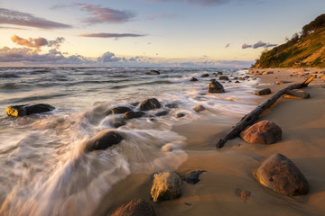Zachód słońca nad plażą morską,klify na wyspie Wolin © Mike Mareen