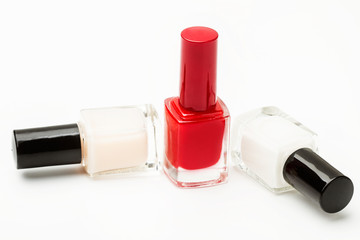 Esmalte para uñas sobre fondo blanco. Vista de frente