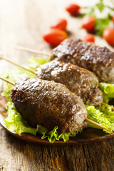Kebab skewers with green salad and tomatoes