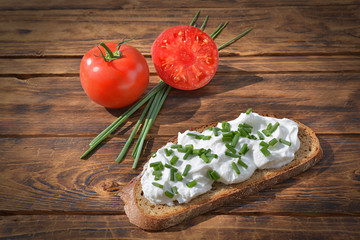 Brot mit Kräuterquark und Tomaten